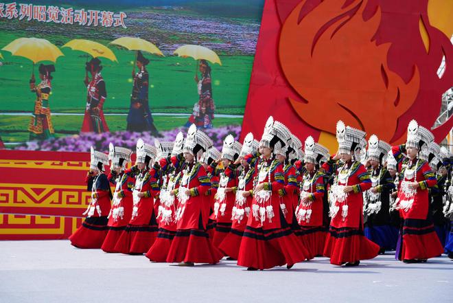 昭觉彝族火把节开幕盛装方队巡游宛若时装周(图3)