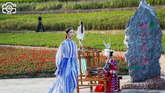 重庆50位模特走进乡间梯田与村姑同台上演一场别开生面的大秀(图5)