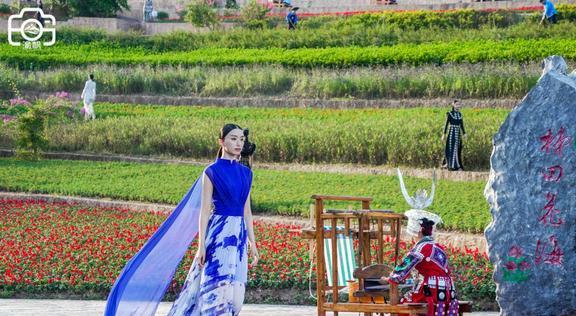 重庆50位模特走进乡间梯田与村姑同台上演一场别开生面的大秀(图11)