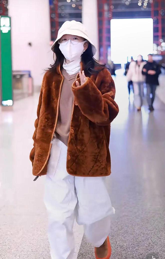 32岁周冬雨走机场！穿“老奶奶”背心搭10万皮草却意外的时髦(图3)