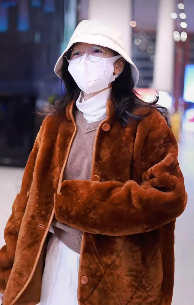 32岁周冬雨走机场！穿“老奶奶”背心搭10万皮草却意外的时髦(图1)