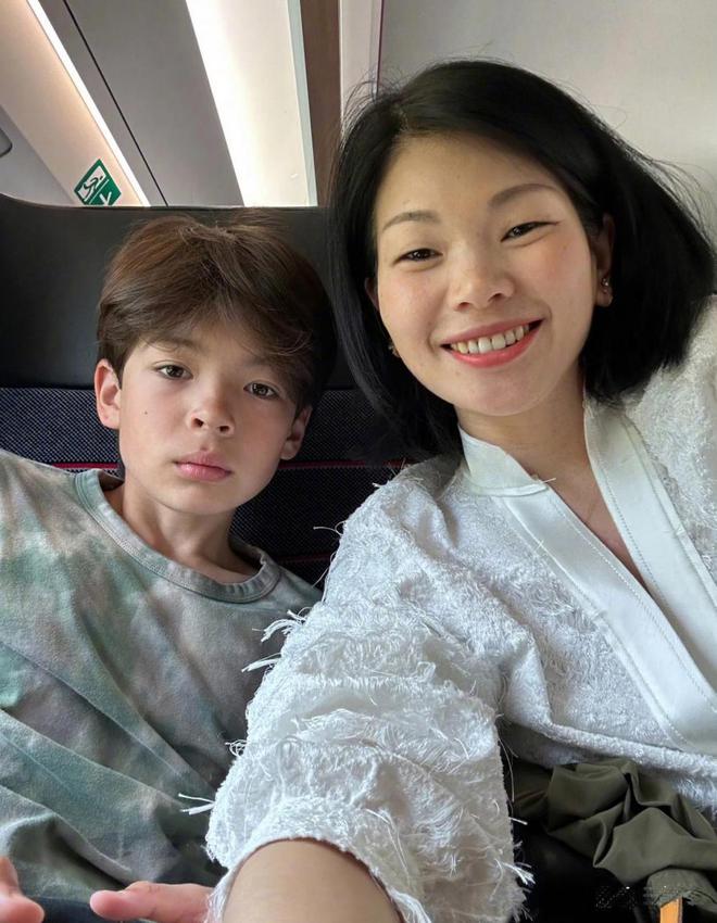 超模吕燕：被身边人嫌弃嫁法国贵族后被宠成公主儿子成她骄傲(图17)