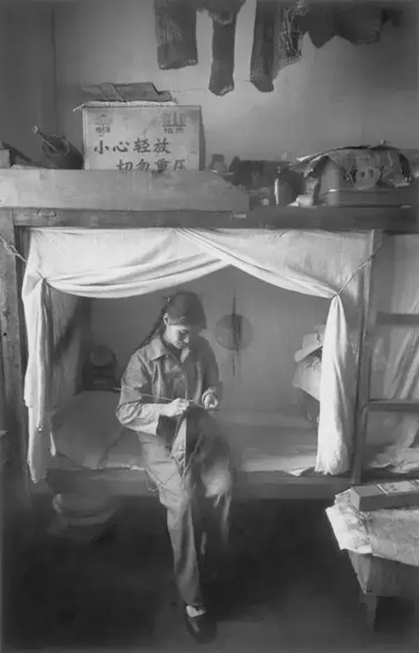 九游体育网站：60年代的中国是什么生活水平？摄影师拍到13张照片(图1)