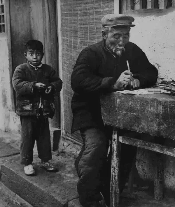 九游体育网站：60年代的中国是什么生活水平？摄影师拍到13张照片(图2)