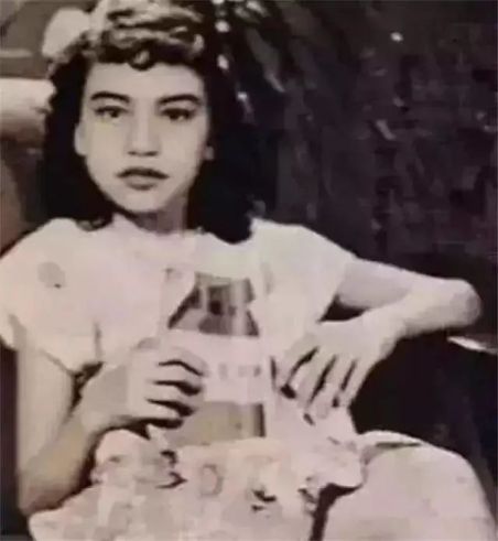 她一生跑龙套无性无爱87岁住37㎡老破小凭什么成观众心中“最美女神”？(图2)