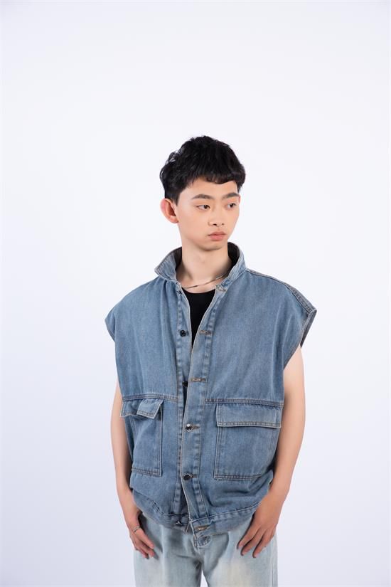 九游体育：网拍模特祝军：时尚界的追梦人自我超越的典范(图1)