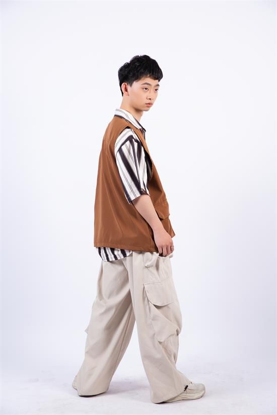 九游体育：网拍模特祝军：时尚界的追梦人自我超越的典范(图2)