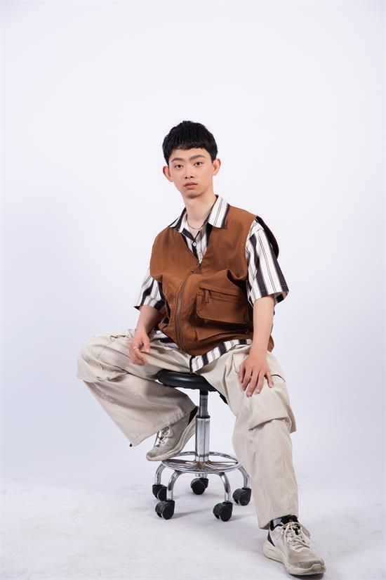 九游体育：网拍模特祝军：时尚界的追梦人自我超越的典范(图4)