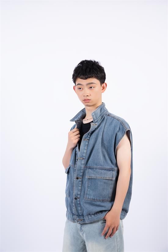九游体育：网拍模特祝军：时尚界的追梦人自我超越的典范(图3)