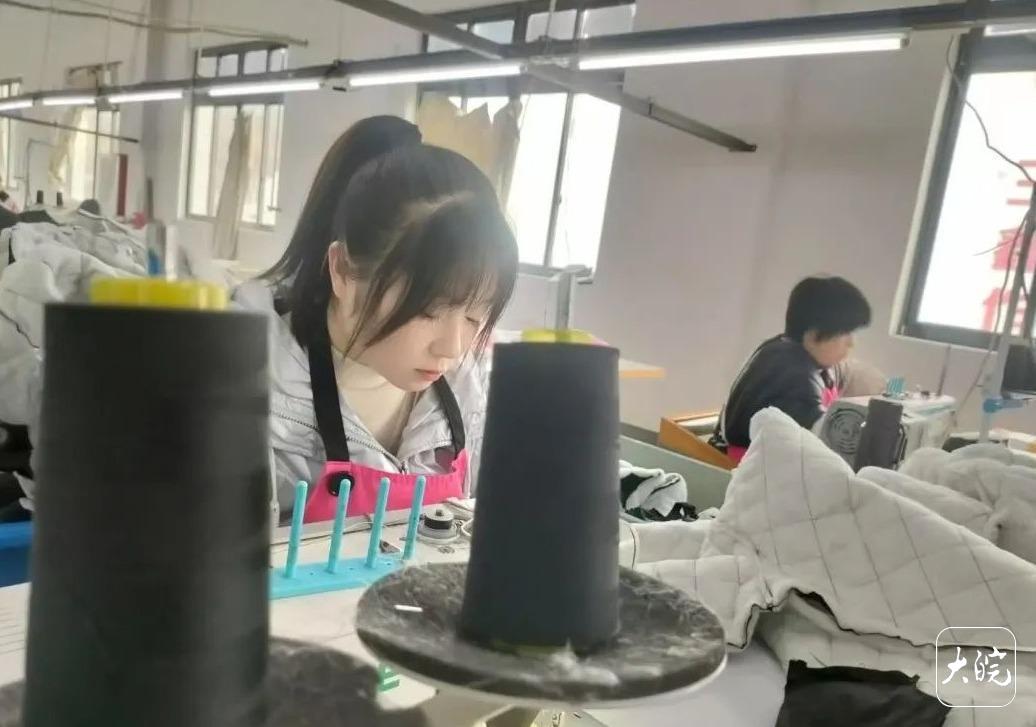 九游体育：皖赣深山祁门服装产业异军突起(图2)