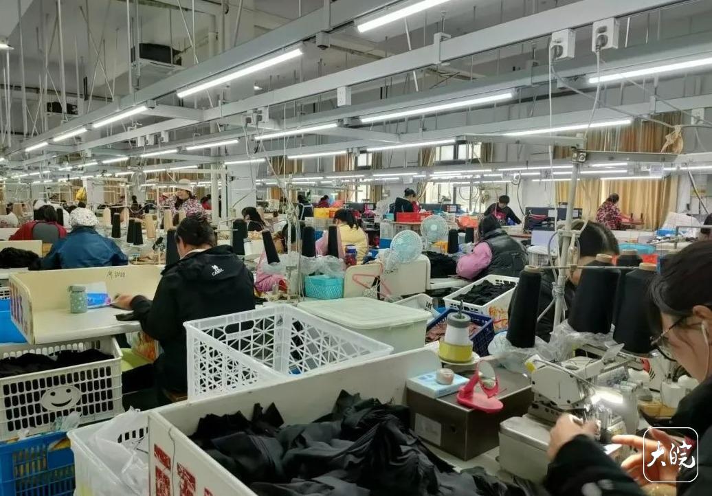 九游体育：皖赣深山祁门服装产业异军突起(图3)