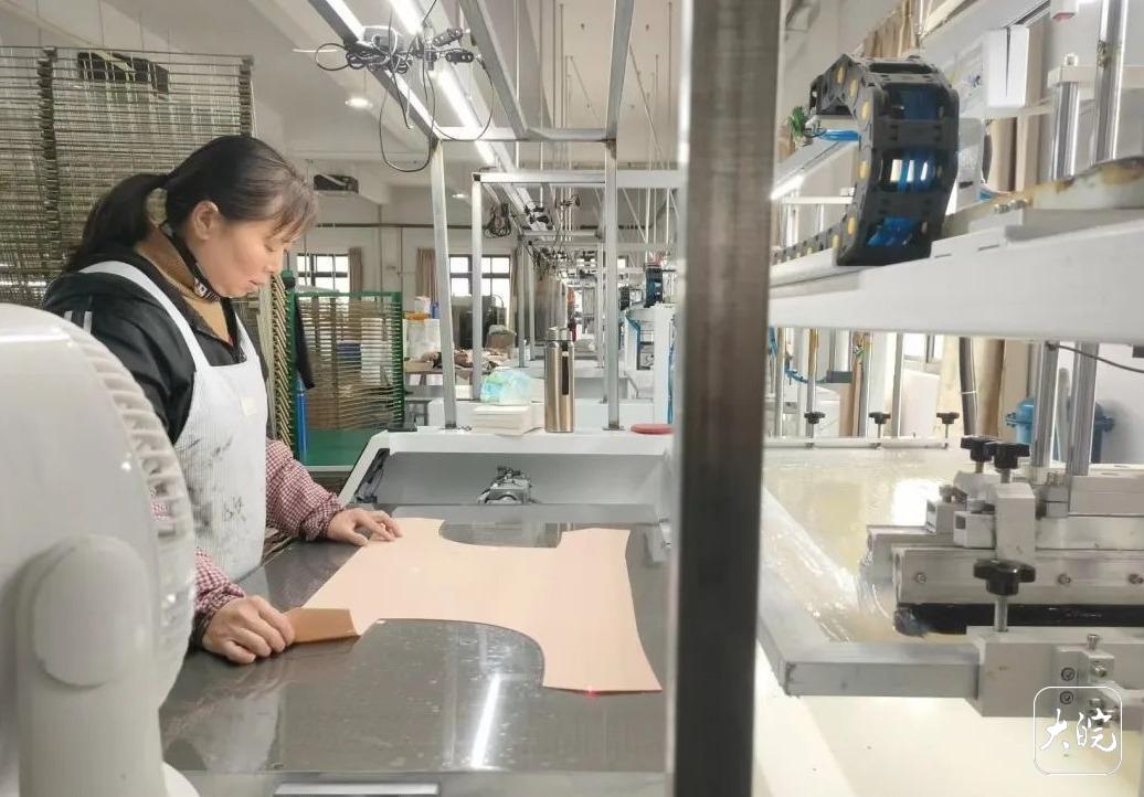 九游体育：皖赣深山祁门服装产业异军突起(图7)