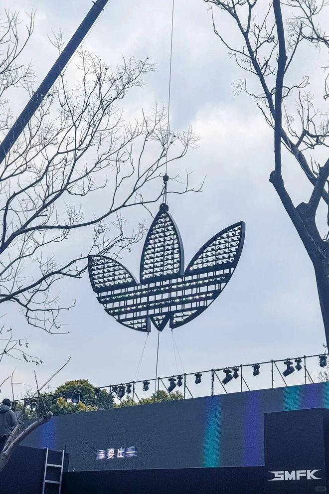阿迪达斯把鞋头怼墙里广告太硬核了！(图8)