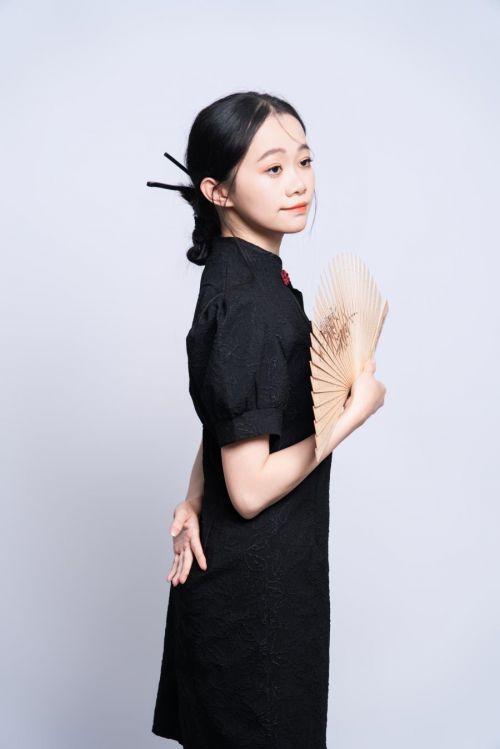 九游体育：谢景欢：模特界绽放的独特之花(图1)
