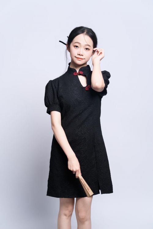 九游体育：谢景欢：模特界绽放的独特之花(图3)