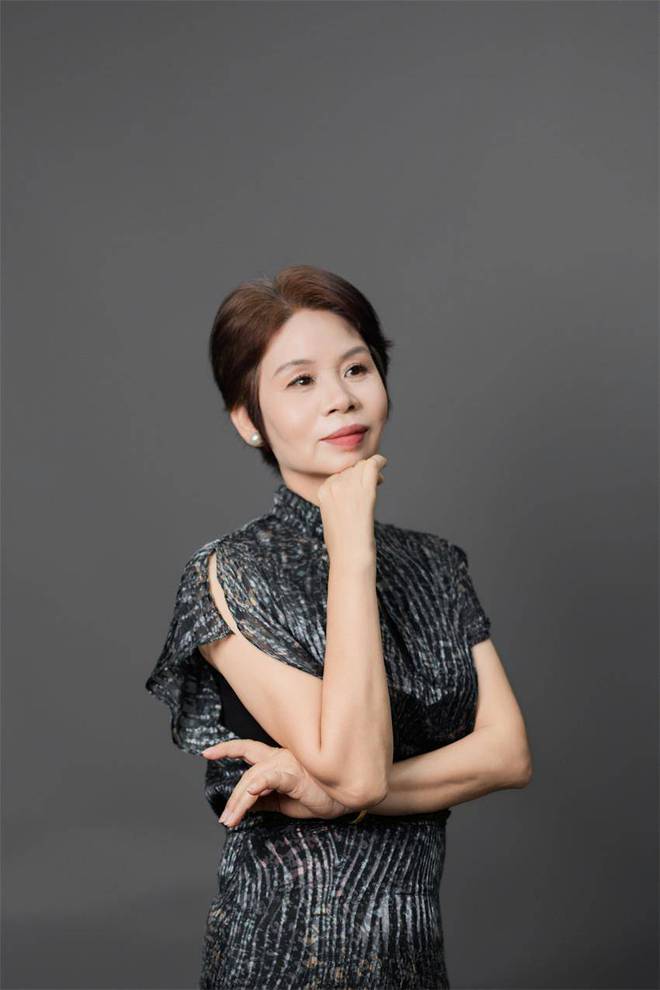 九游体育：模特胡端花：璀璨如狮绽放新姿(图1)