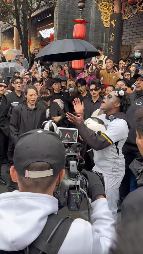 九游体育网站：爱图仕MC摄影补光灯照亮“甲亢哥”Speed中国行(图1)