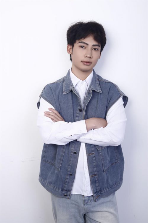 九游体育：黄清华：用镜头书写时尚模特新篇(图6)