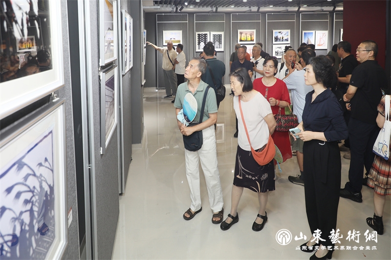 九游体育：“裁光剪影——渠晋湘‘摄影·剪纸’跨界艺术作品展”在济南开幕(图1)