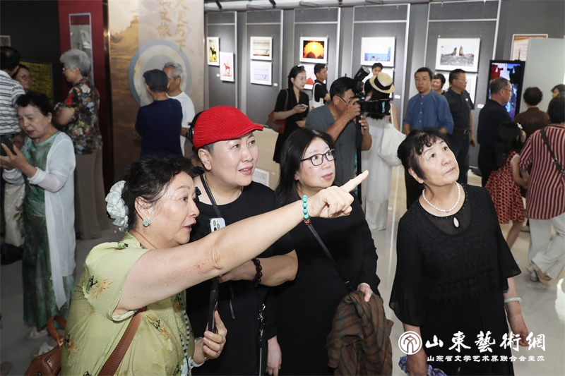 九游体育：“裁光剪影——渠晋湘‘摄影·剪纸’跨界艺术作品展”在济南开幕(图2)