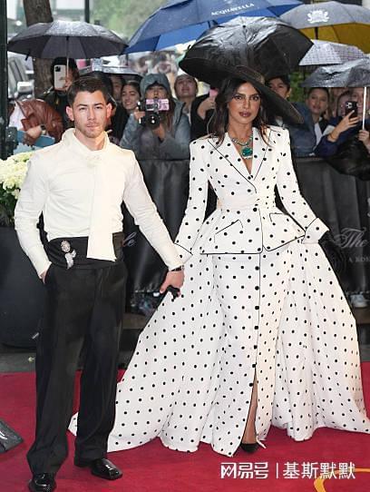 九游体育网站：印度国宝级巨星惊艳MetGala！还变装了和小10岁鲜肉老公秀恩爱(图1)