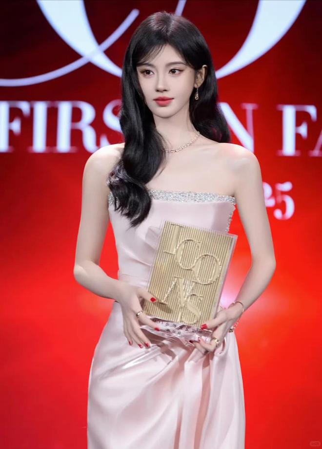 九游体育：芭莎盛典生图：杨幂丰满有料被林志玲的脸吓到惠英红穿了个啥(图2)