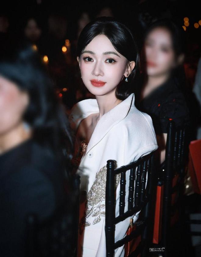 九游体育：芭莎盛典生图：杨幂丰满有料被林志玲的脸吓到惠英红穿了个啥(图4)
