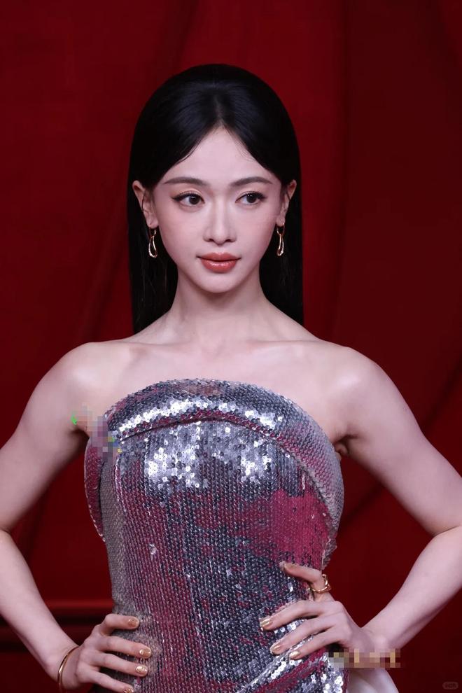 九游体育：芭莎盛典生图：杨幂丰满有料被林志玲的脸吓到惠英红穿了个啥(图3)