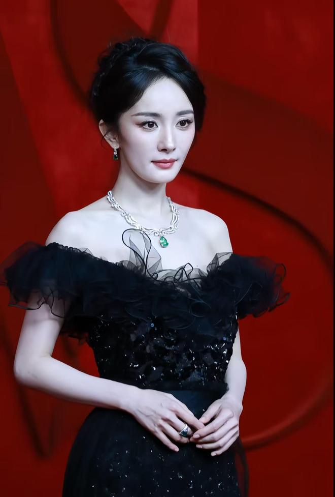 九游体育：芭莎盛典生图：杨幂丰满有料被林志玲的脸吓到惠英红穿了个啥(图10)
