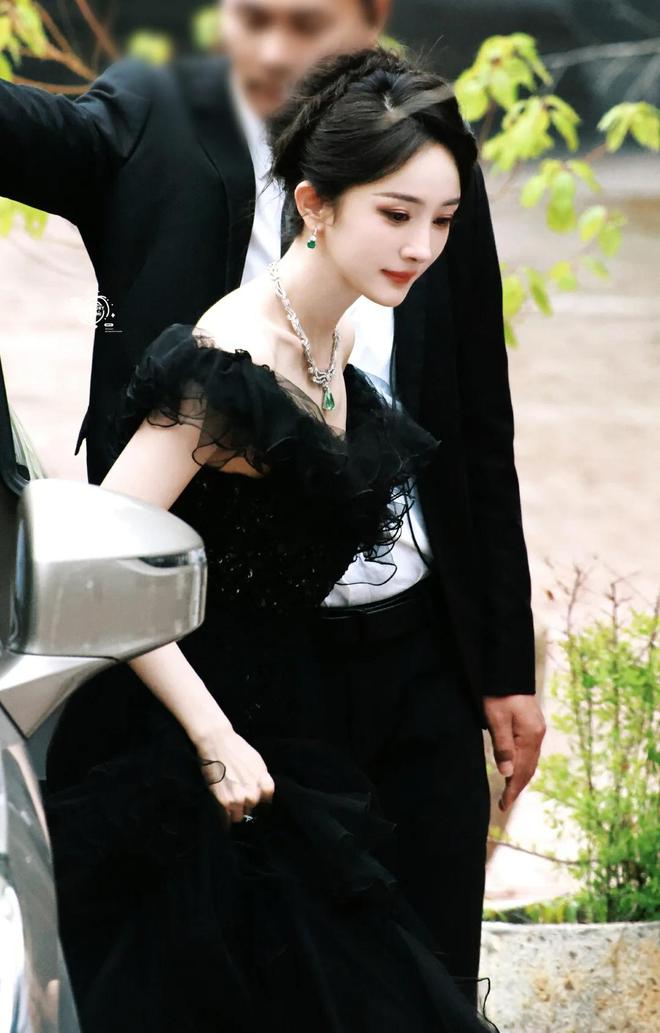 九游体育：芭莎盛典生图：杨幂丰满有料被林志玲的脸吓到惠英红穿了个啥(图11)