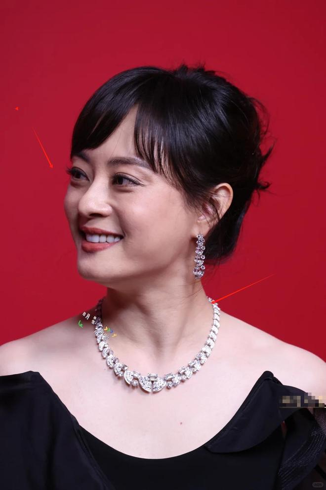 九游体育：芭莎盛典生图：杨幂丰满有料被林志玲的脸吓到惠英红穿了个啥(图13)