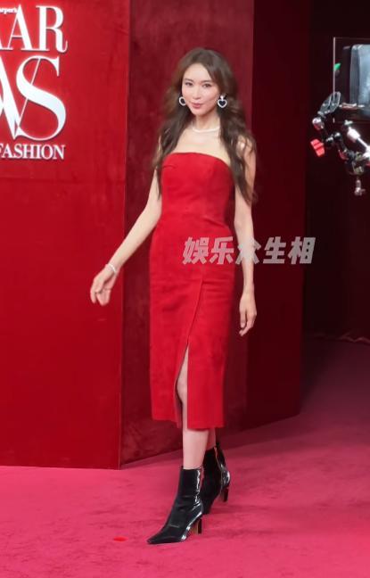 九游体育：芭莎盛典生图：杨幂丰满有料被林志玲的脸吓到惠英红穿了个啥(图15)