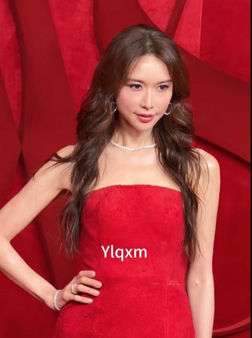 九游体育：芭莎盛典生图：杨幂丰满有料被林志玲的脸吓到惠英红穿了个啥(图17)
