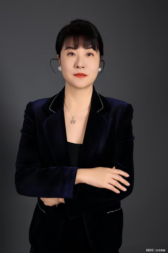 九游体育：首届时代英杰摄影艺术节展现白领精英新形象(图2)