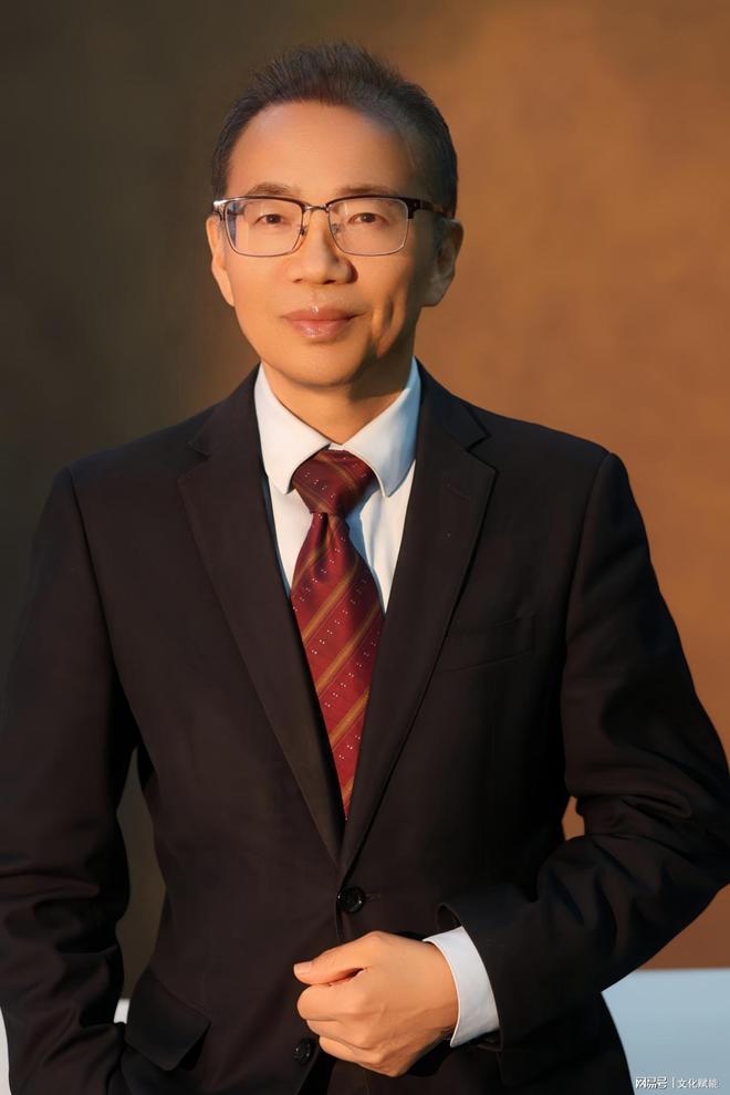 九游体育：首届时代英杰摄影艺术节展现白领精英新形象(图1)