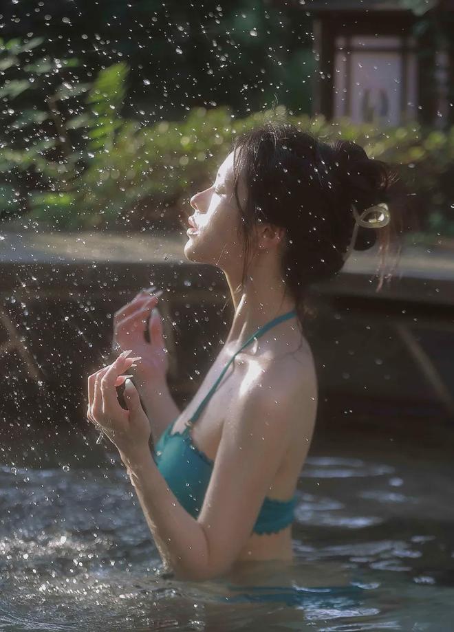 九游体育网站：涟漪：人像艺术摄影中的诗意叙事与灵魂震颤(图2)