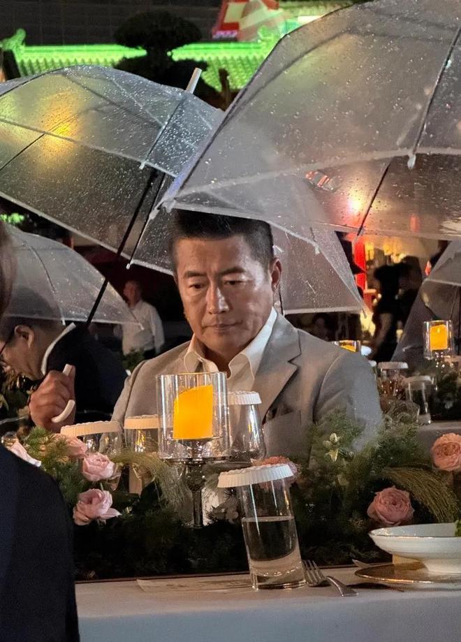 南昌这一夜淋雨吃席的明星们把内娱的浮夸可笑展现得淋漓尽致(图2)