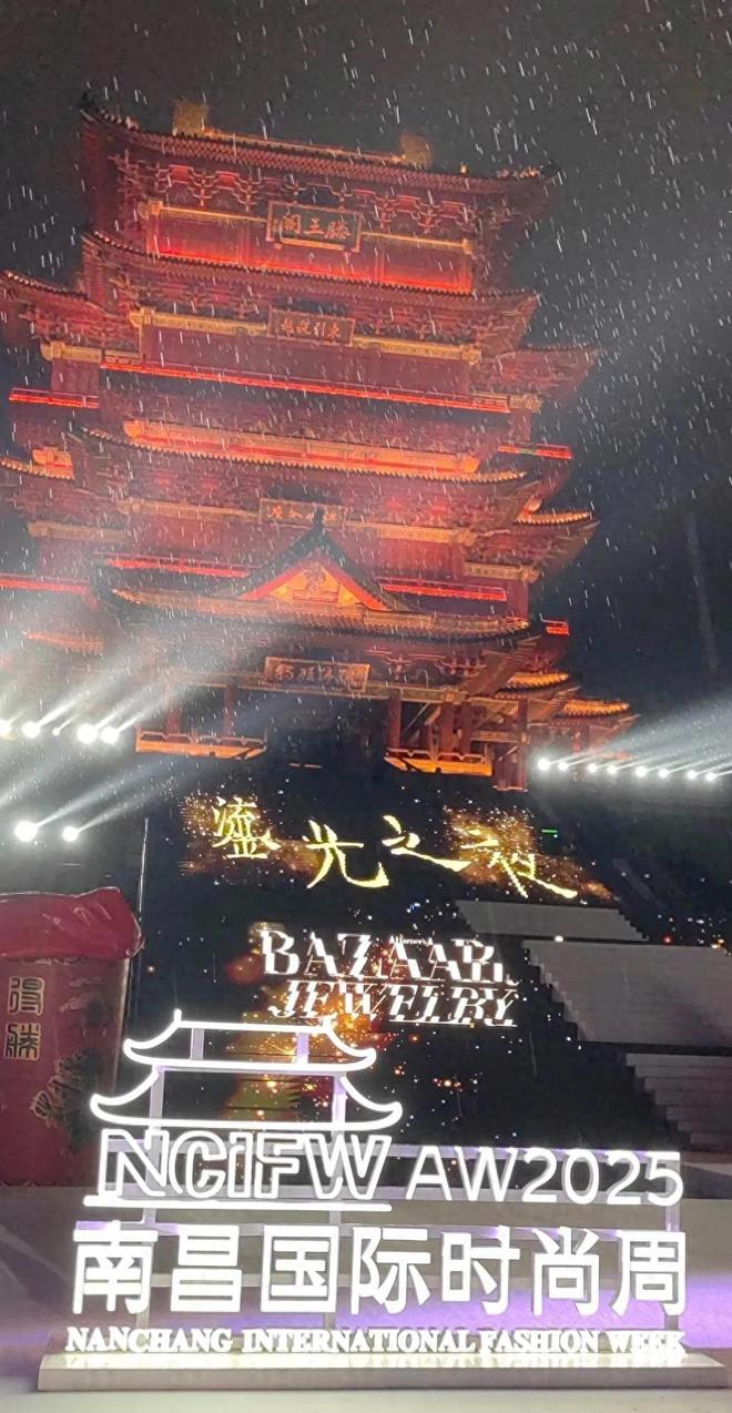 南昌这一夜淋雨吃席的明星们把内娱的浮夸可笑展现得淋漓尽致(图1)