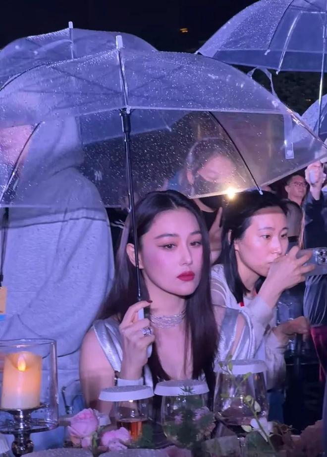 南昌这一夜淋雨吃席的明星们把内娱的浮夸可笑展现得淋漓尽致(图4)