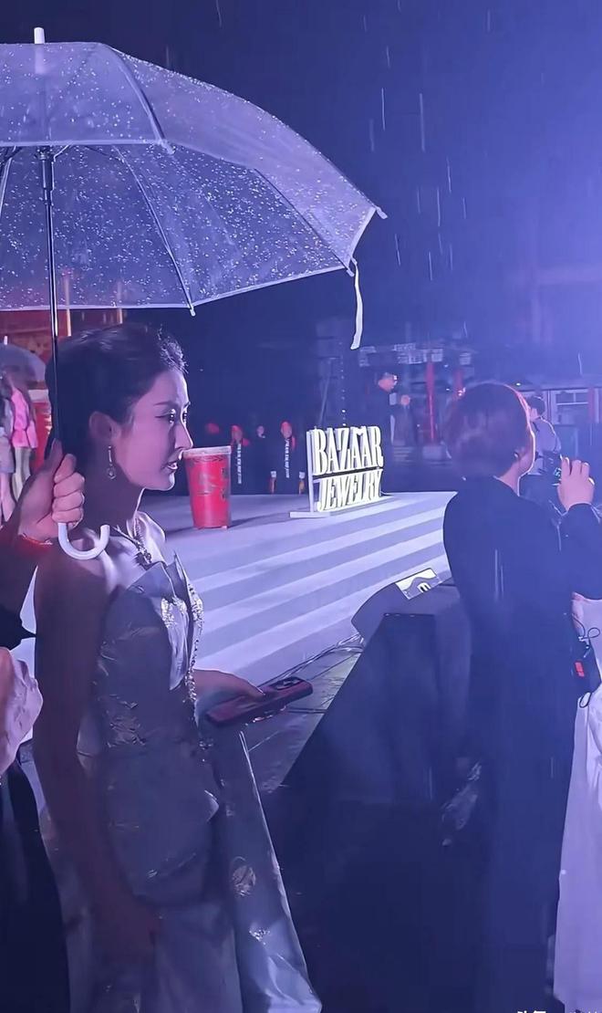 南昌这一夜淋雨吃席的明星们把内娱的浮夸可笑展现得淋漓尽致(图3)
