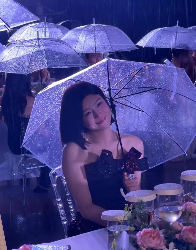南昌这一夜淋雨吃席的明星们把内娱的浮夸可笑展现得淋漓尽致(图5)