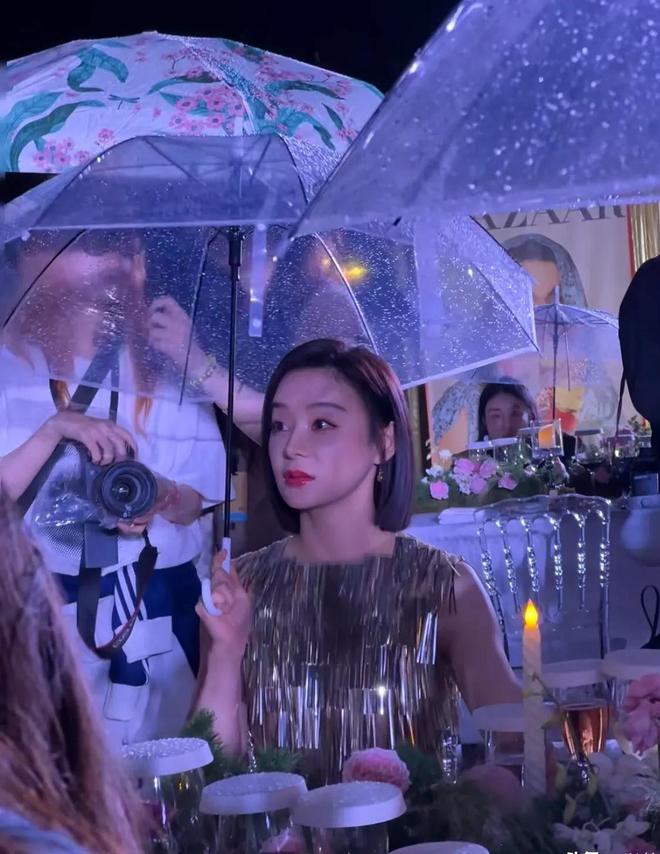 南昌这一夜淋雨吃席的明星们把内娱的浮夸可笑展现得淋漓尽致(图6)