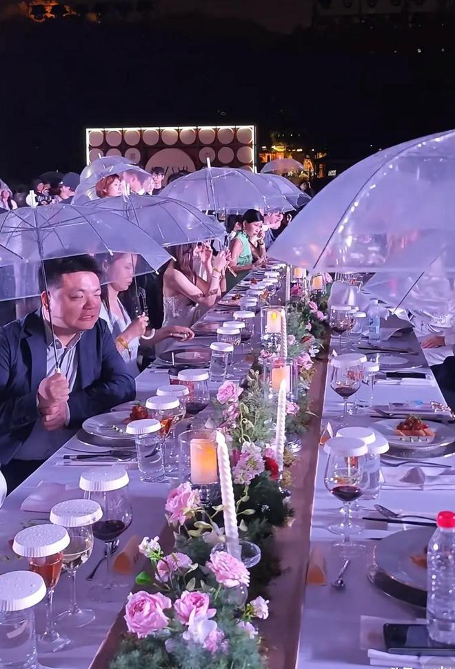 南昌这一夜淋雨吃席的明星们把内娱的浮夸可笑展现得淋漓尽致(图7)