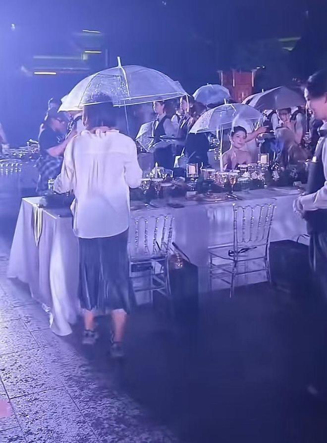 南昌这一夜淋雨吃席的明星们把内娱的浮夸可笑展现得淋漓尽致(图8)