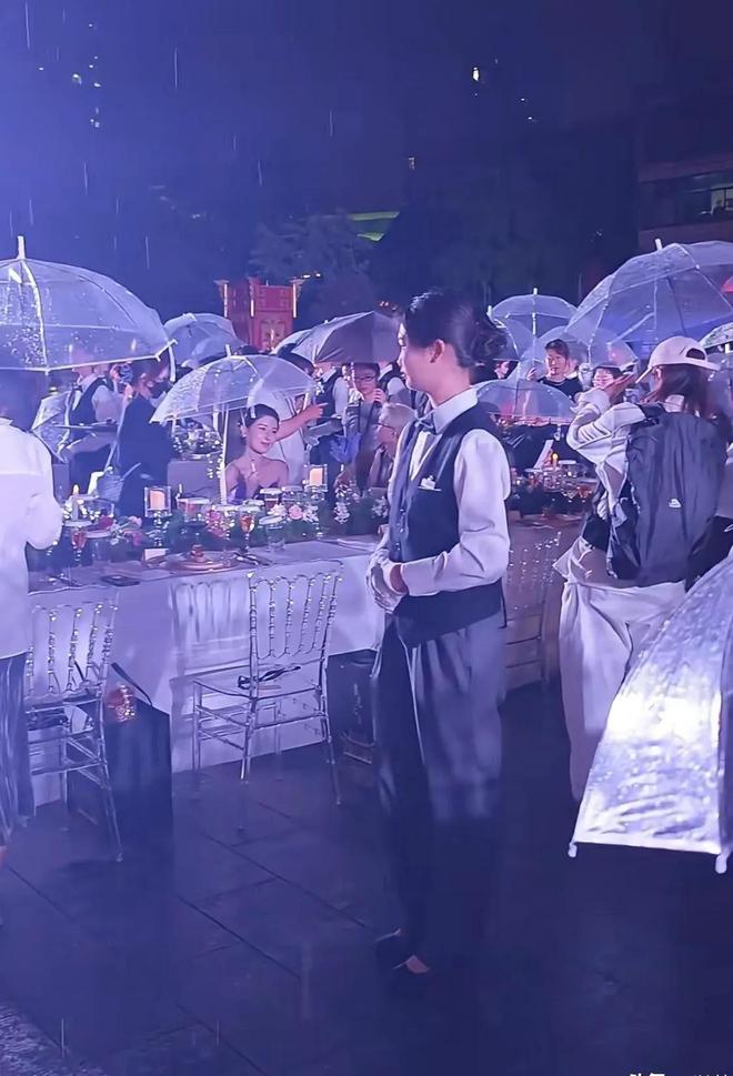 南昌这一夜淋雨吃席的明星们把内娱的浮夸可笑展现得淋漓尽致(图9)