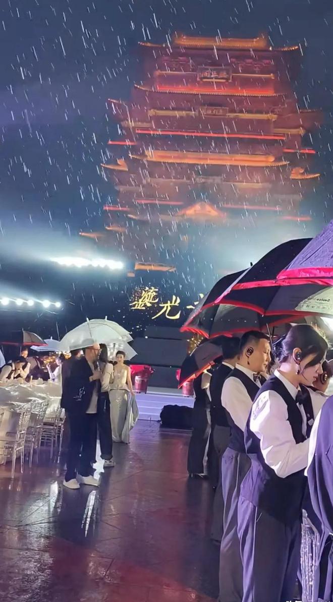 南昌这一夜淋雨吃席的明星们把内娱的浮夸可笑展现得淋漓尽致(图10)