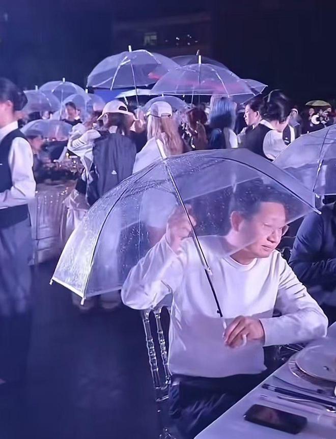 南昌这一夜淋雨吃席的明星们把内娱的浮夸可笑展现得淋漓尽致(图11)