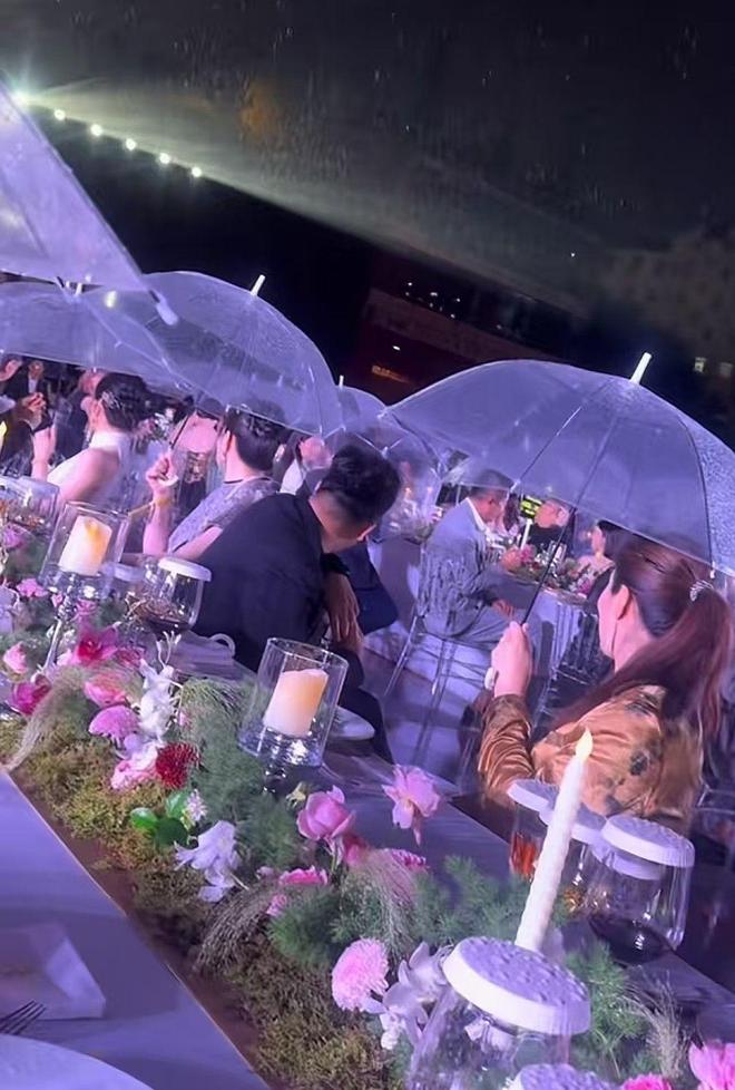 南昌这一夜淋雨吃席的明星们把内娱的浮夸可笑展现得淋漓尽致(图16)