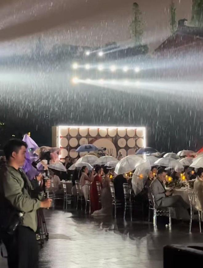 南昌这一夜淋雨吃席的明星们把内娱的浮夸可笑展现得淋漓尽致(图19)